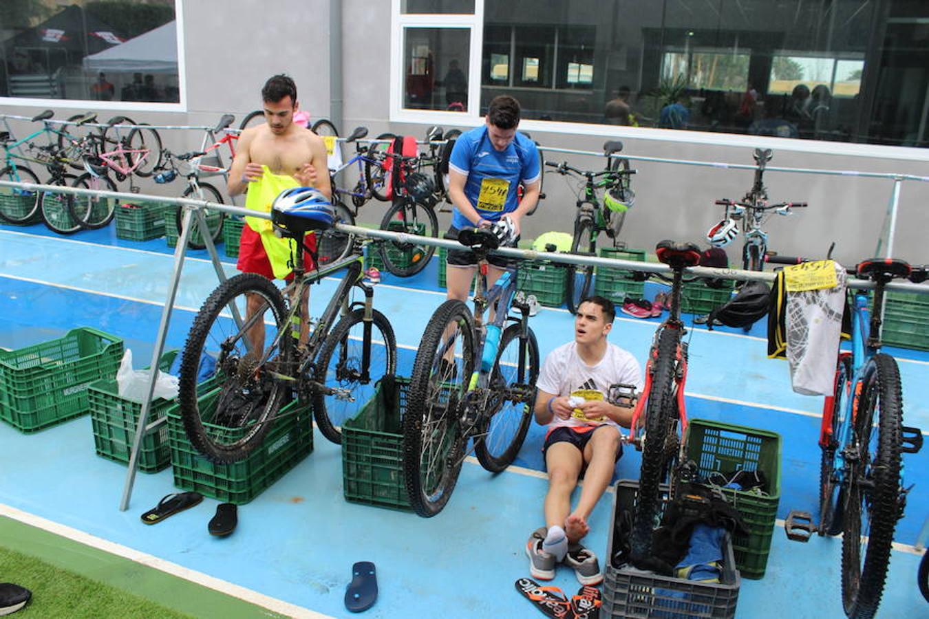 Un centenar de estudiantes de El Ejido participan en el Triatlón Promesas