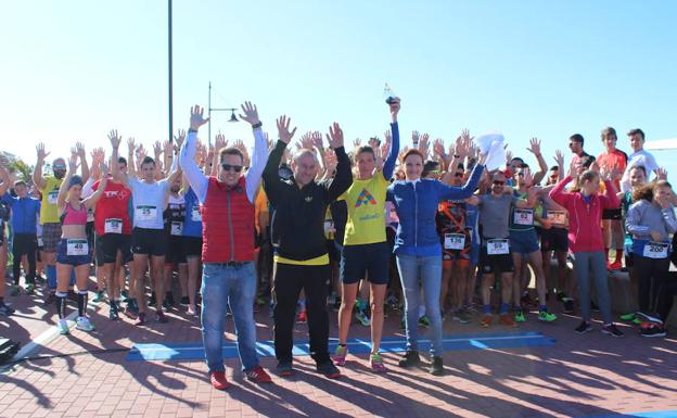 Más de 500 personas participan en la I Carrera Solidaria de Altea en Almerimar