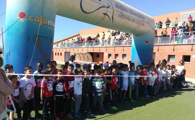 Los estudiantes de Las Norias sudan en su Semana Cultural con la IX Carrera Intercentros