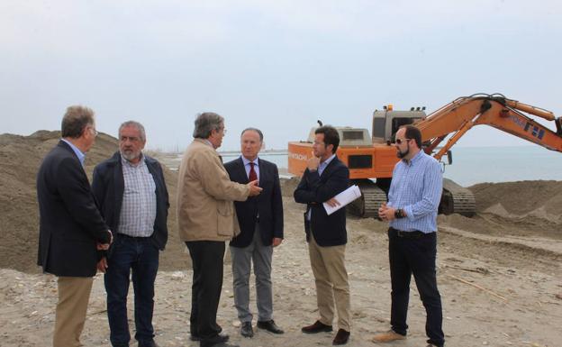 Comienzan los trabajos de emergencia en las playas de Balerma y Almerimar