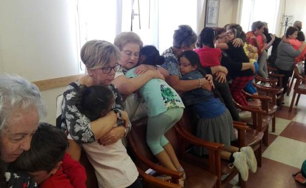 Alumnos del colegio Mirasierra comparten una jornada con los Mayores de Las Norias