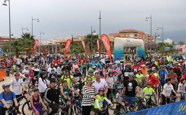 Cerca de un millar de ejidenses disfrutan a golpe de pedales en el Día de la Bicicleta