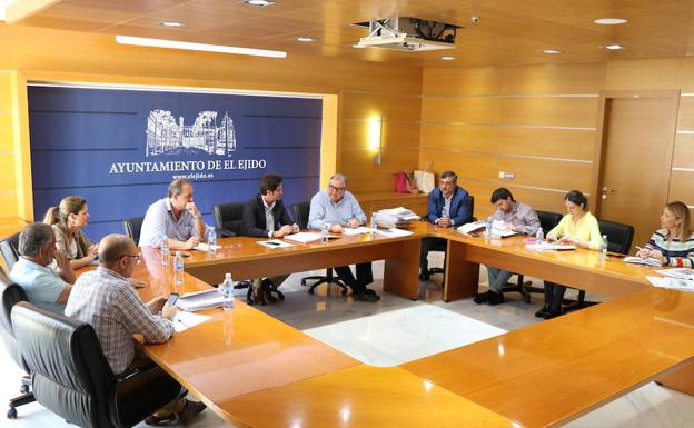 Comienza a oler a San Isidro en El Ejido con los preparativos para las casetas