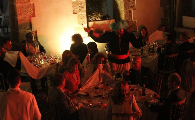 El Teatro Comestible brilla con un menú que sabe conjugar modernidad e historia con el Castillo de Guardias Viejas de escenario