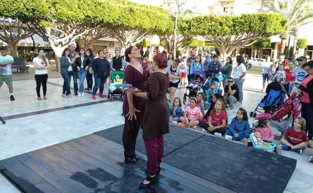 La danza y la pintura se dan la mano en 'Atrapada', en la plaza Antonio Mira