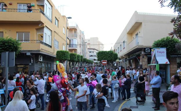 La Noche en Blanco llenó las calles del centro de El Ejido de música, animación y descuentos