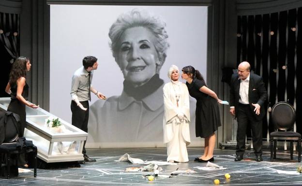 El Auditorio de El Ejido se sume en el duelo