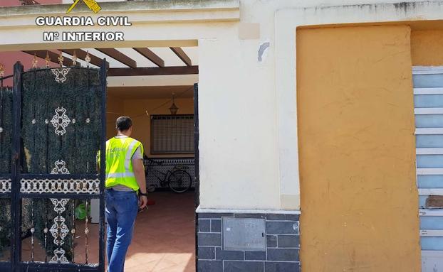 Detenida por alquilar sin contrato una casa ocupada de un banco a inmigrantes sin papeles