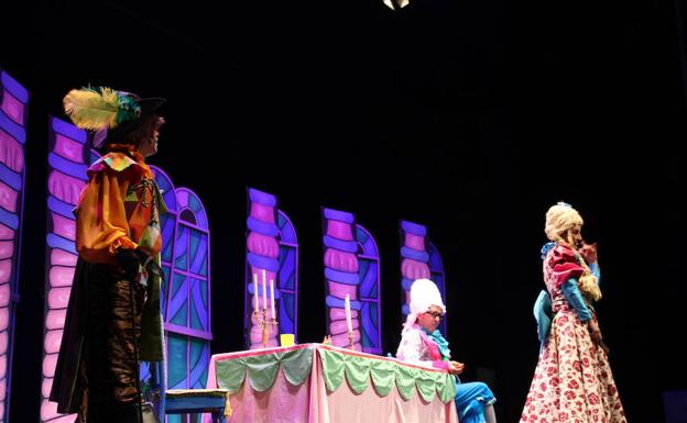 Centenares de escolares se acercan al teatro con el espectáculo El Gato con Botas