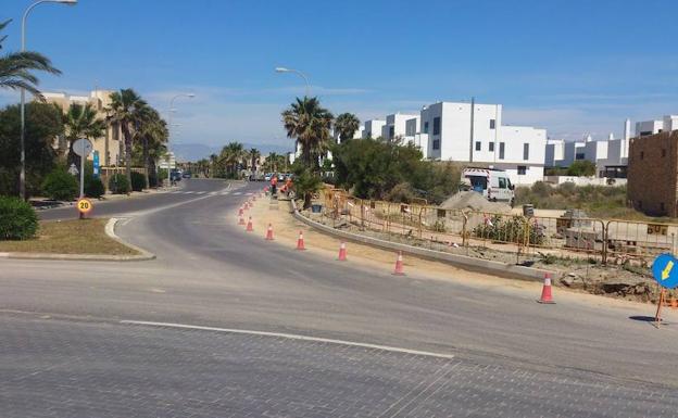 El Consistorio mejora la imagen de Balerma y Almerimar con la llegada del verano
