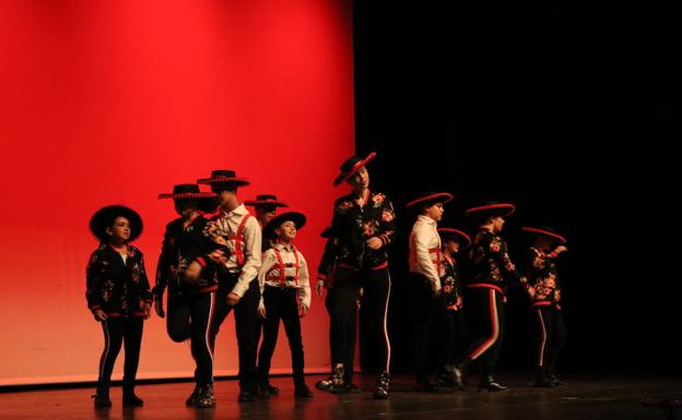 La asociación Francisco Velarde sube a escena su arte por la solidaridad