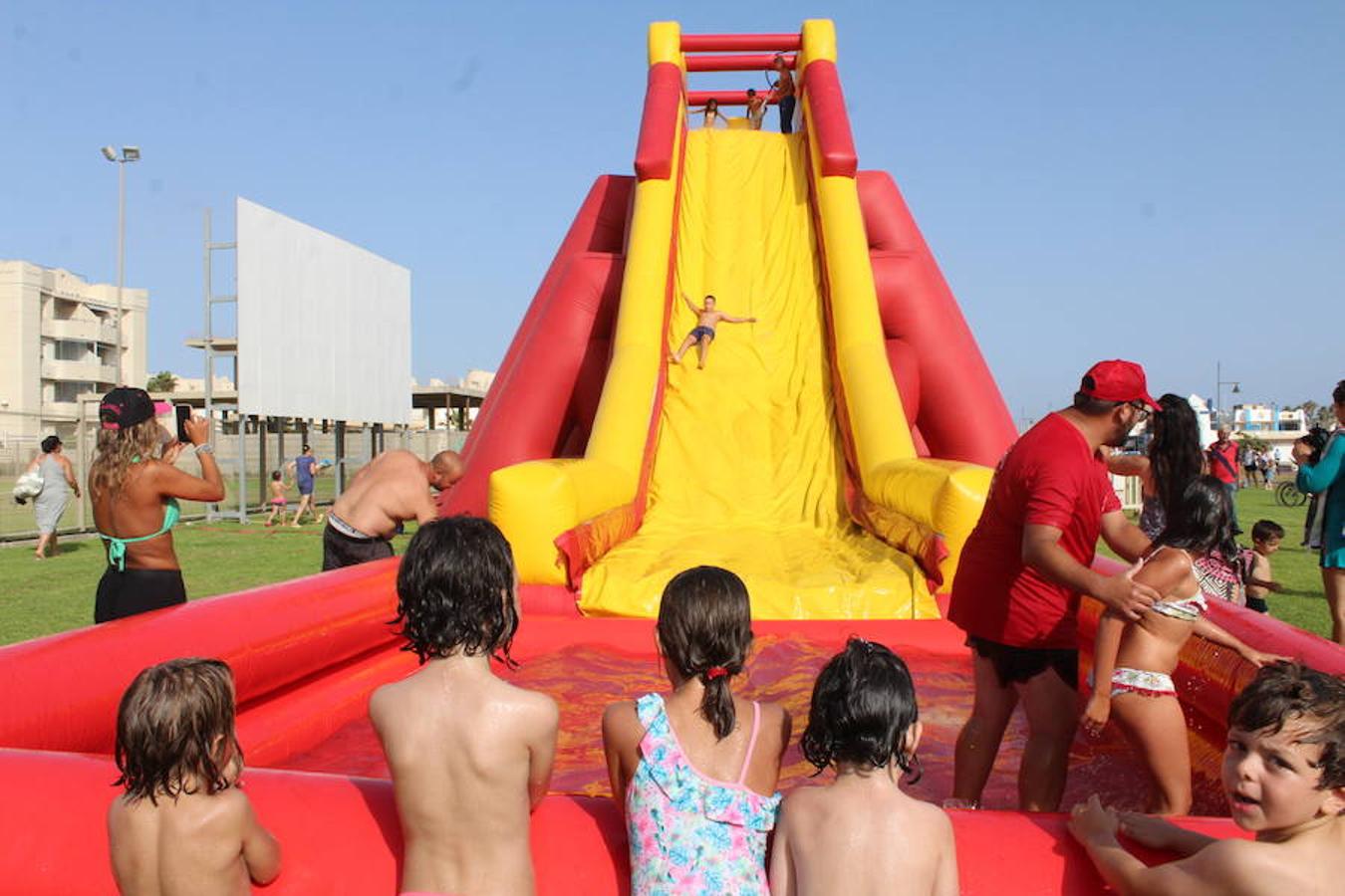 Fiesta del agua, sardinada popular y música para arrancar las fiestas del Carmen en Almerimar