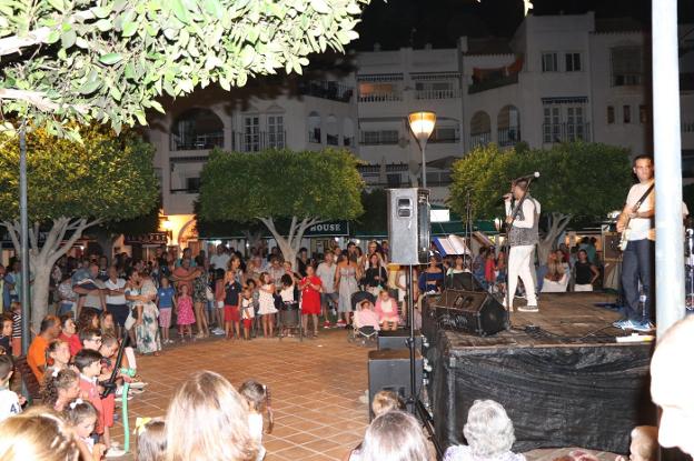 El núcleo de Almerimar se prepara para vivir en la calle la VII Noche en Vela