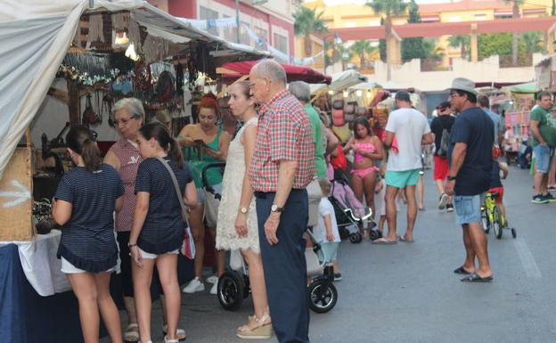 Almerimar disfruta de un mercado temático pirata para arrancar el mes de agosto