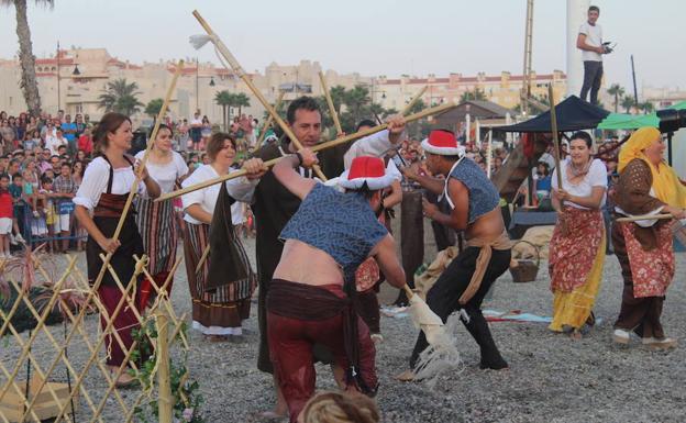 Miles de personas vibran en Almerimar con un Desembarco Pirata de historia