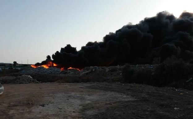 Se declara un incendio en la planta de reciclaje de plásticos Demaplastic en Las Norias
