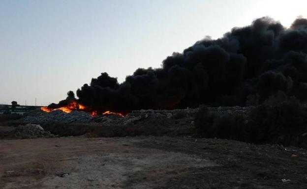 Se declara un incendio en la planta de reciclaje de plásticos Demaplastic en Las Norias