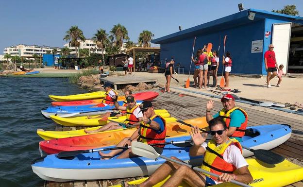 Jornada de piragua y remo para disfrutar del verano en Almerimar