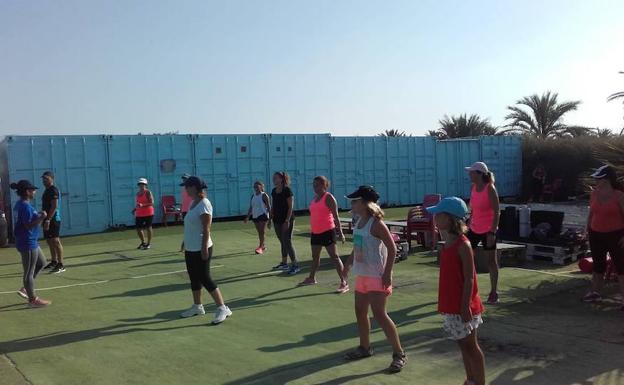 Decenas de personas participan en el programa de gimnasia de mantenimiento en la costa