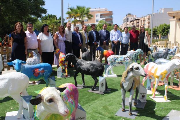 Los corderos segureños pastan en el parque