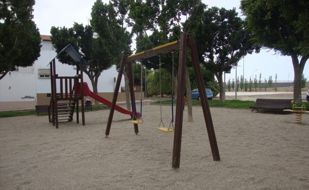 El Ayuntamiento mejora la seguridad de la zona infantil de la Plaza Siseñores de Pampanico