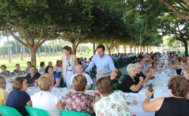 Desayuno saludable y actividades de envejecimiento activo por el Día del Mayor