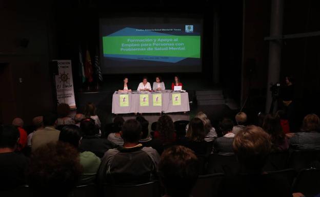 El Timón aborda el apoyo al empleo y la formación en una mesa redonda