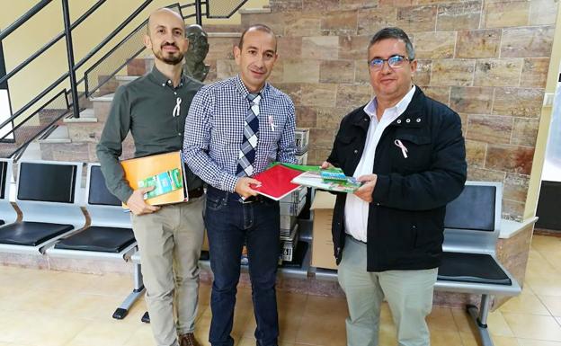 Ciudadanos entrega al Ayuntamiento el material recogido de 'Dibujando sonrisas'