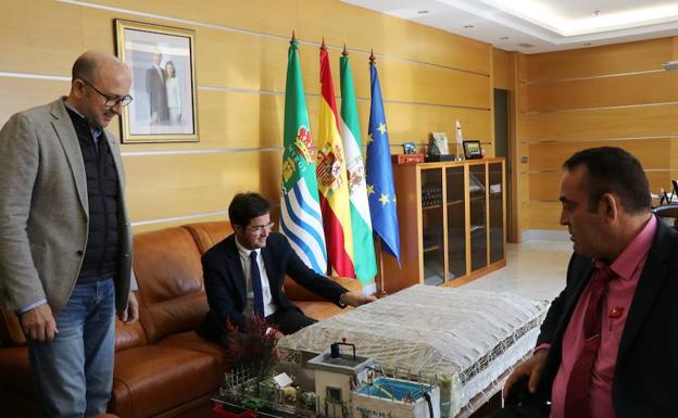 Un vecino cede al Consistorio una maqueta de un invernadero tipo parral