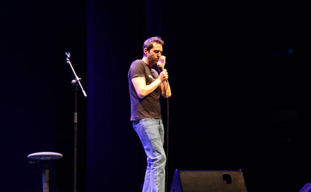 El auditorio de El Ejido se llena de risas con la actuación del monologuista David Guapo