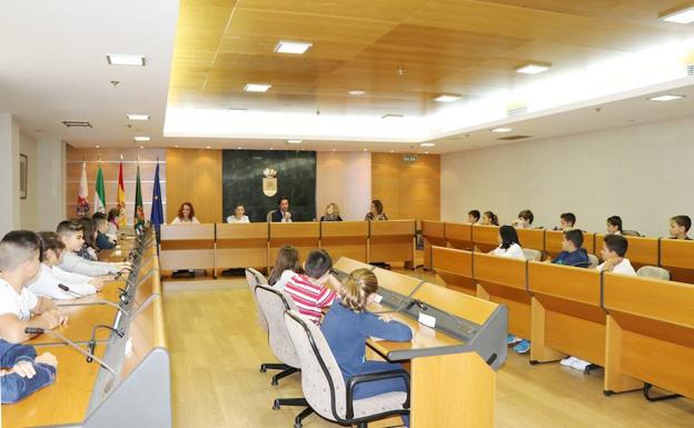 La escritora Eva Millet aborda esta tarde el fenómeno de los padres proteccionistas