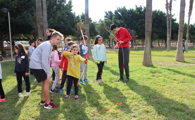 Mañana de juegos en el Parque Municipal en la Semana de la Infancia