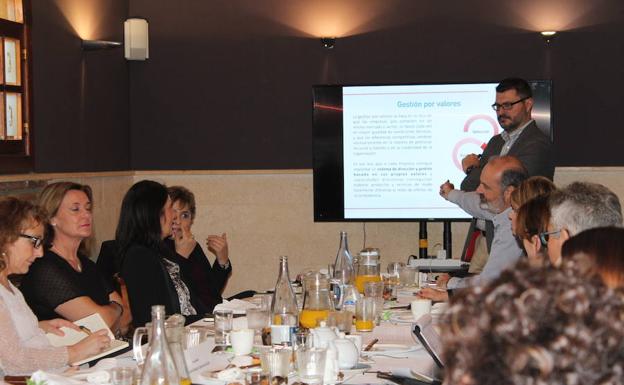 Cruz Roja organiza una mesa de diálogo con empresas del sector hortofrutícola