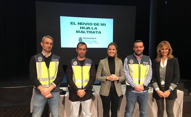 Una conferencia aborda la violencia de género en relación a los menores