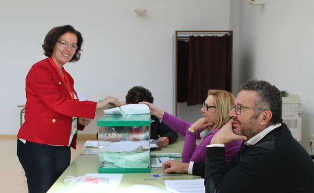La candidata del PSOE al Parlamento Andaluz Gracia Fernández ejerce su derecho a voto en El Ejido