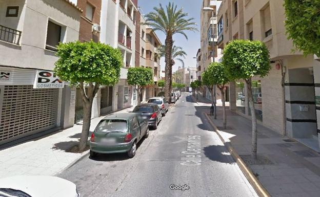 Arrestado en El Ejido por golpear a su pareja en plena calle mientras esta huía
