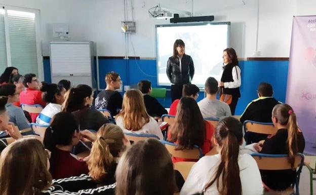 La directora de cine Mabel Lozano aborda la violencia de género en el IES Mar Azul