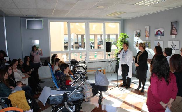 El Hospital de Poniente acoge una muestra de Lactalmería para sensibilizar