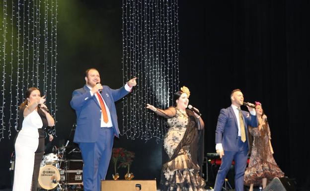 Cerca de un millar de personas asisten a la gran Gala de Navidad de los mayores