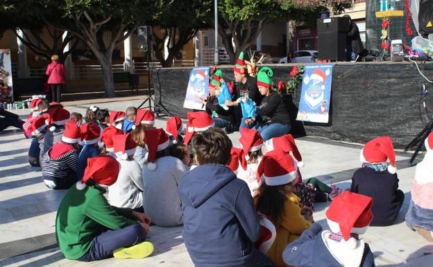 Cuenta cuentos, juegos infantiles y magia se dan cita en la plaza Antonio Mira