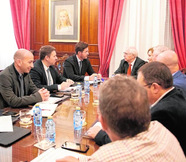 La inmigración centra la visita del alcalde a Melilla