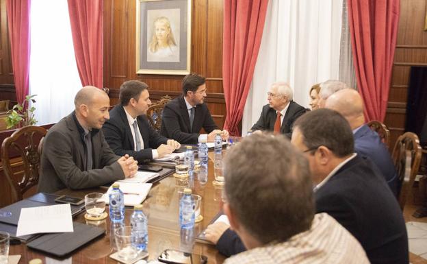 La inmigración centra la visita del alcalde a Melilla
