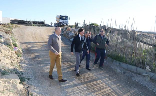El camino del cementerio viejo de Balerma cambia de imagen con nueva pavimentación