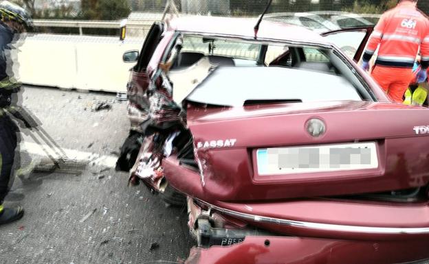 Da varias vueltas de campana en la A-7 y se estrella contra otro coche averiado