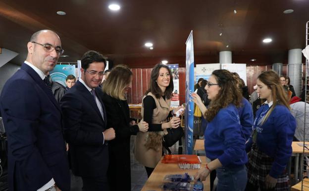 Cientos de estudiantes participan en la Feria de Universidad y Empleo del Sek Alborán