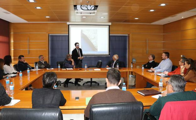 La Subdelegación del Gobierno apuesta por un estudio global para la playa del núcleo de Balerma