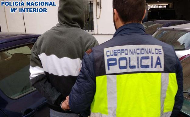 Tres detenidos por robar trasteros y 15 vehículos en un aparcamiento