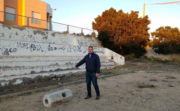 IU El Ejido reclama una limpieza del antiguo campo de fútbol de La Aldeílla