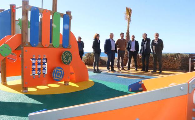 Balerma estrena parque en el Paseo Marítimo con diseño marinero