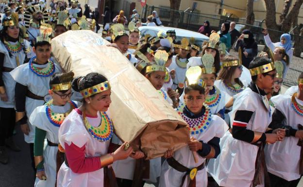 Santa María del Águila inaugura su centro cultural con una fiesta de carnaval